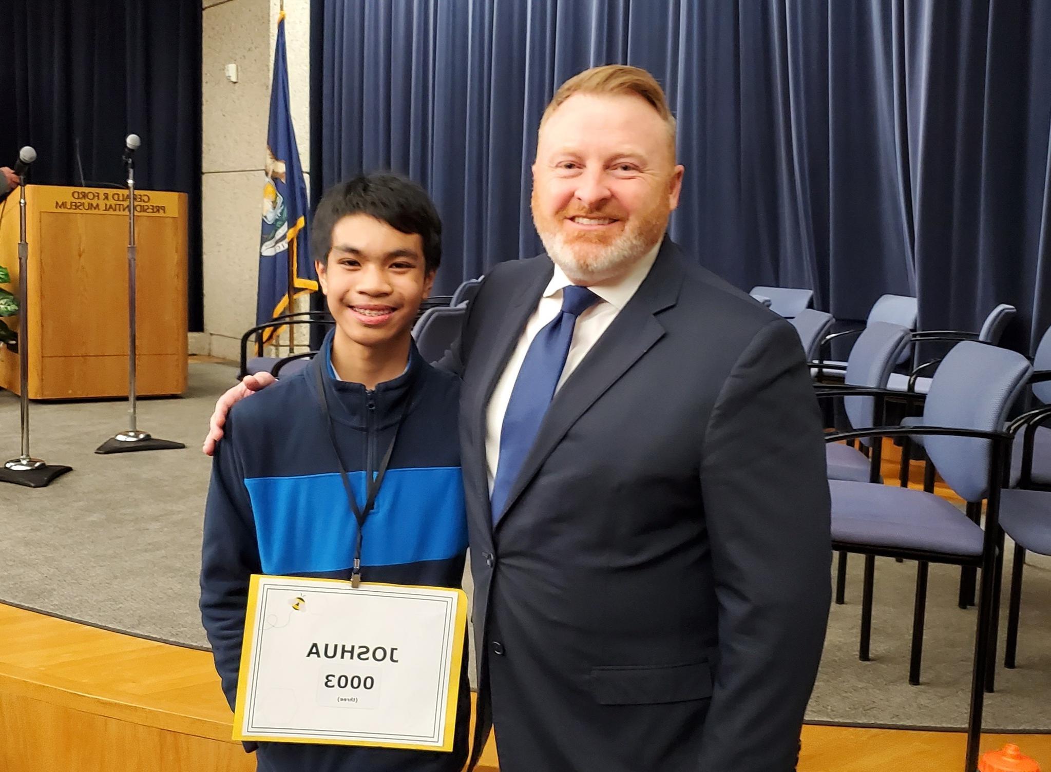 uedbet官网ISD 负责人 Ron Gorman and 拼字比赛 winner Joshua Diocares